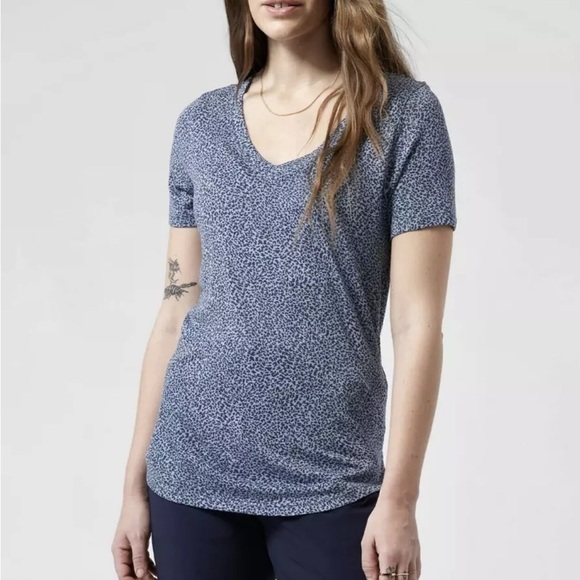 ATHLETA BLUE MICRO CHEETAH V-NECK SHORT SLEEVE BREEZY TEE SHIRT - Picture 1 of 9